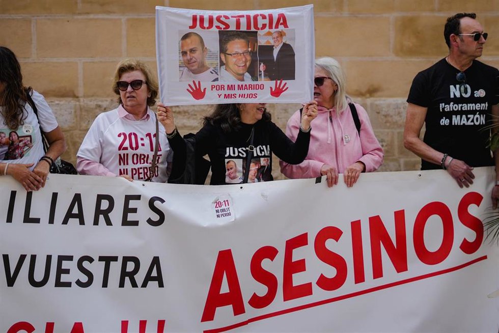 Asociaciones de víctimas de la dana protestan ante Les Corts