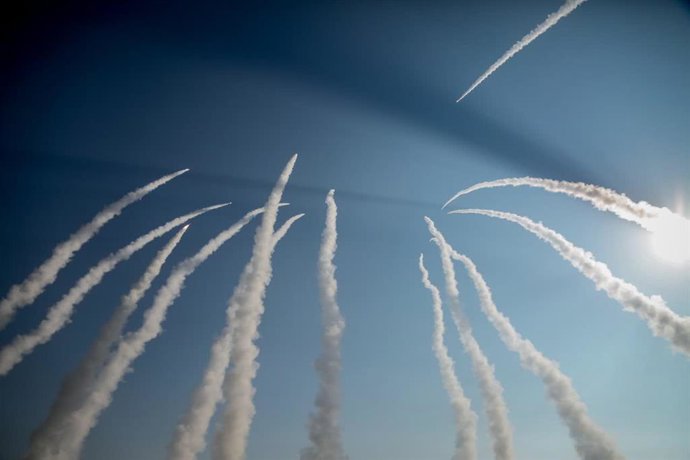 Archivo - Arquivo - FOTO DE ARQUIVO - 15 de janeiro de 2021, Irã, ---: Uma foto divulgada em 16 de janeiro de 2021 mostra o lançamento de mísseis de longo alcance iranianos durante um exercício militar realizado como parte das 15ªs manobras “Grande Profet