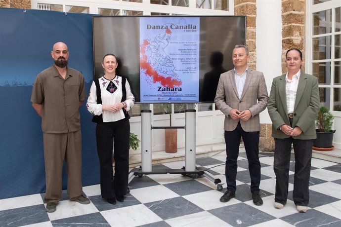 Vanesa Beltrán y el alcalde de Zahara de la Sierra en la presentación de la primera edición del Festival Danza Canalla.