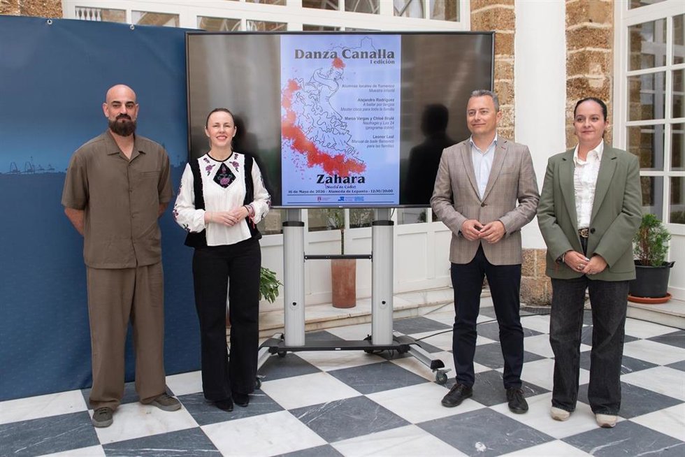 Vanesa Beltrán y el alcalde de Zahara de la Sierra en la presentación de la primera edición del Festival Danza Canalla.