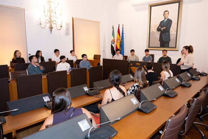 Estudiantes del Doble Grado Derecho y ADE de la UEx visitan el Palacio de la Diputación de Cáceres