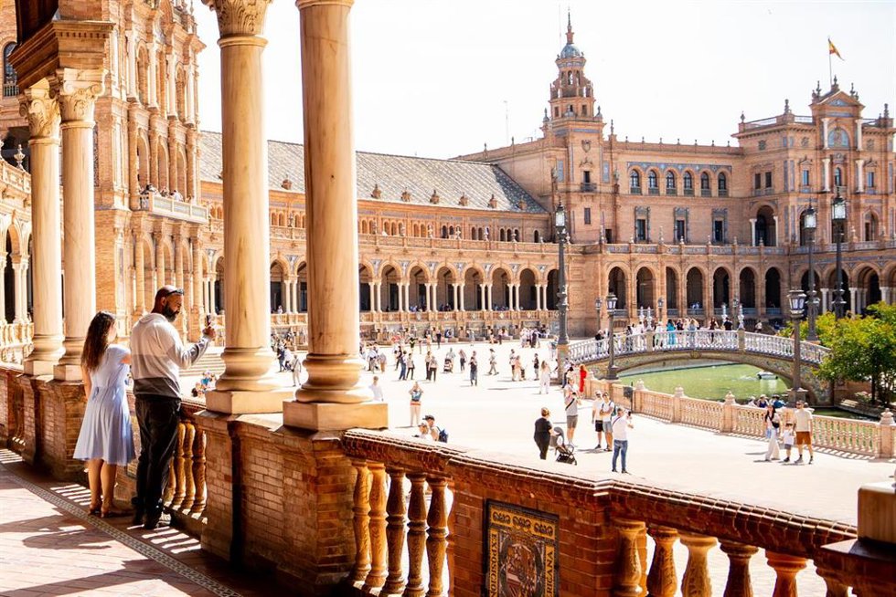 Los turistas contemplan la Plaza de España de Sevilla en una jornada primaveral. A 17 de abril de 2026 en Sevilla (Andalucía. España). 