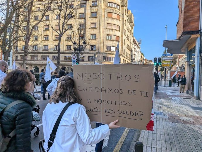Archivo - Manifestación convocada esta tarde en Oviedo por la plataforma Médicos del Sespa. Foto de archivo.
