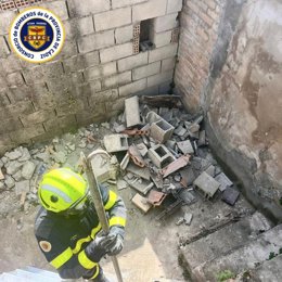 Un bombero examina una vivienda tras ceder el techo y provocar dos heridos en Jerez de la Frontera (Cádiz)