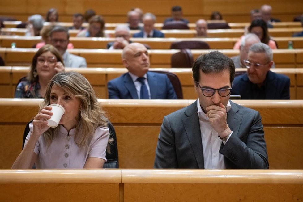 La ministra de Trabajo y Economía Social, Yolanda Díaz y el vicepresidente primero y ministro de Economía, Comercio y Empresa, Carlos Cuerpo, a su llegada a una sesión de control al Gobierno, en el Senado, a 28 de abril de 2026, en Madrid (España).