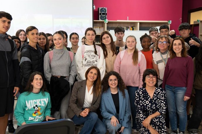 La periodista Cristina López, junto a estudiantes de tercero de la ESO del IES Isaac Albéniz de Málaga.