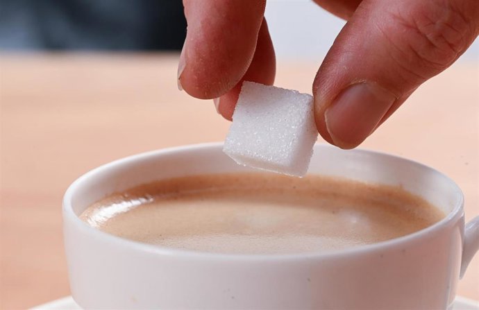 Archivo - FILED - 06 August 2025, Baden-Württemberg, Stuttgart: Cube sugar from Südzucker is held over a coffee cup. Photo: Bernd Weibrod/dpa