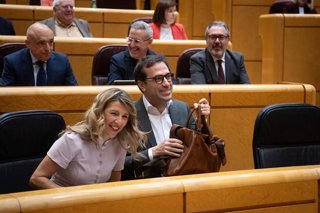 La ministra de Trabajo y Economía Social, Yolanda Díaz y el vicepresidente primero y ministro de Economía, Comercio y Empresa, Carlos Cuerpo, a su llegada a una sesión de control al Gobierno, en el Senado, a 28 de abril de 2026, en Madrid (España). 