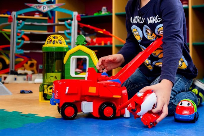 Archivo - Imagen de archivo de un niño jugando