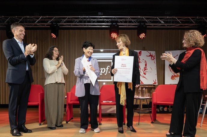 Nowotny i Leptin després de rebre el reconeixement per part de la UPF