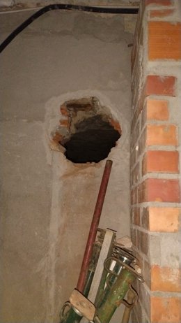 Agujero por donde el presunto ladrón intentó escapar