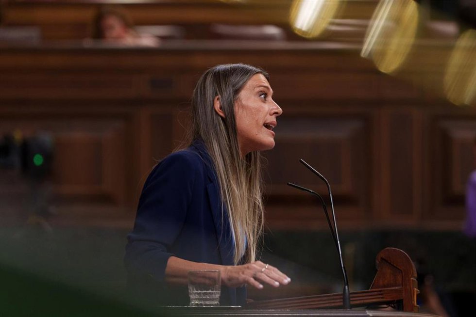 La portavoz de Junts en el Congreso, Miriam Nogueras, interviene durante una sesión plenaria en el Congreso, a 28 de abril de 2026, en Madrid (España). 