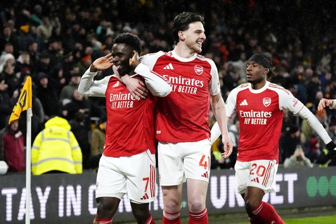 Archivo - 18 February 2026, United Kingdom, Wolverhampton: Arsenal's Bukayo Saka (L) celebrates with Declan Rice (C) and Noni Madueke after scoring their side's first goal during the English Premier League soccer match between Wolverhampton Wanderers and 