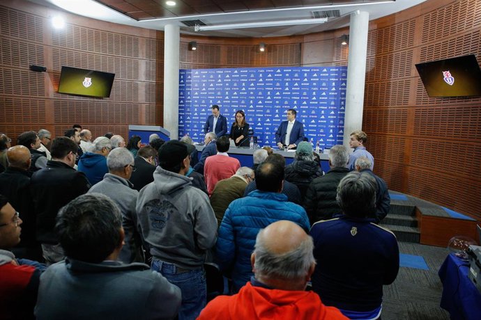Futbol, junta de accionistas de Azul Azul  Junta de accionistas de Azul Azul, administradora de Universidad de Chile en el Centro Deportivo Azul en La Cisterna para definir la Plana Ejecutiva de la sociedad anonima   28/04/2026  Diego
