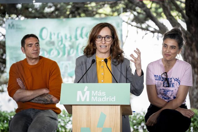 Archivo - La ministra de Sanidad, Mónica García, interviene durante la celebración en Móstoles de las fiestas del 2 de mayo, a 2 de mayo de 2025