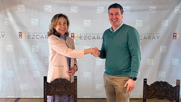 La consejera de Salud y Políticas Sociales, María Martín, firma un convenio de colaboración con el alcalde de Ezcaray, Diego Bengoa, para dotar de equipamiento al nuevo centro de día de Ezcaray