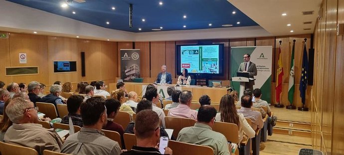 Gálvez (centro, al fondo), durante la jornada técnica sobre seguridad laboral en trabajos con amianto.