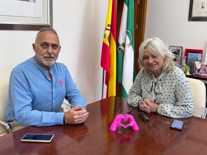 La delegada de la Junta en la provincia de Cádiz, Mercedes Colombo, en una reunión con el delegado de la asociación Mi Princesa Rett en Andalucía, José Luis Vega.