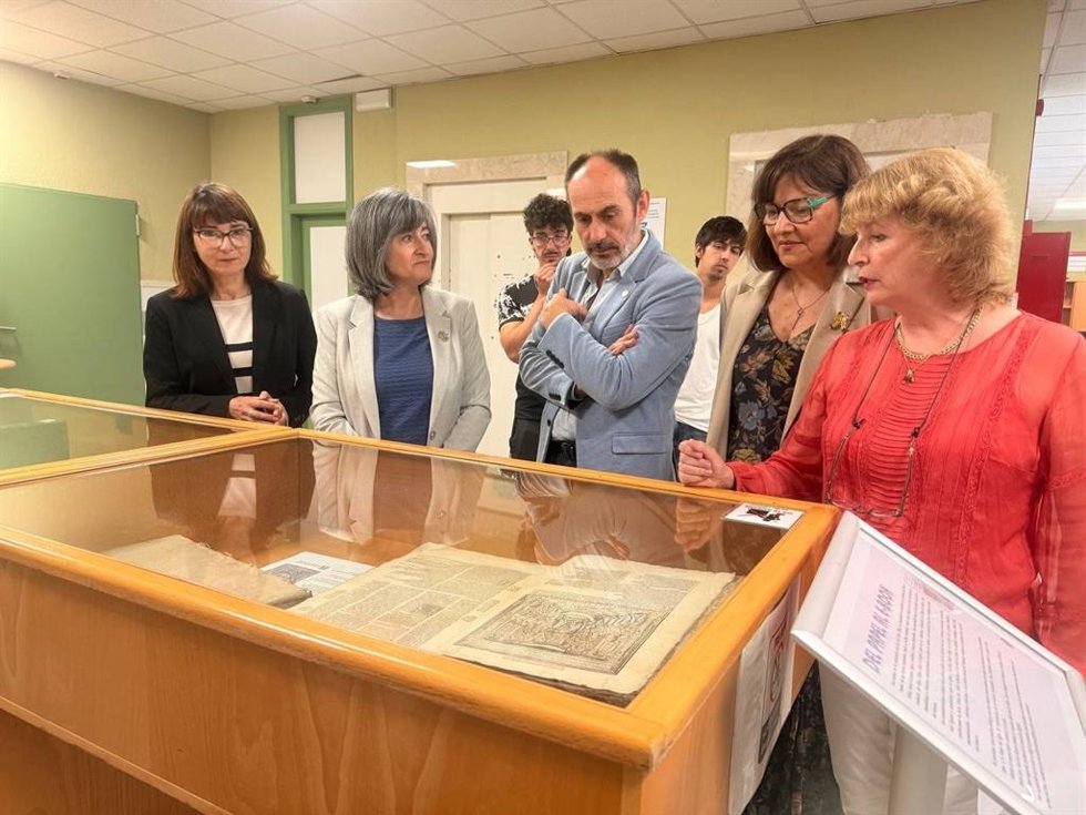 Exposición 'Del papel al e-book: un recorrido visual por los soportes documentales' de la UHU.
