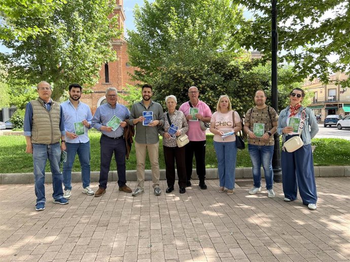 Morales (3º izda.), junto a Pedregosa (4º izda.), junto compañeros de partido en Peñarroya.