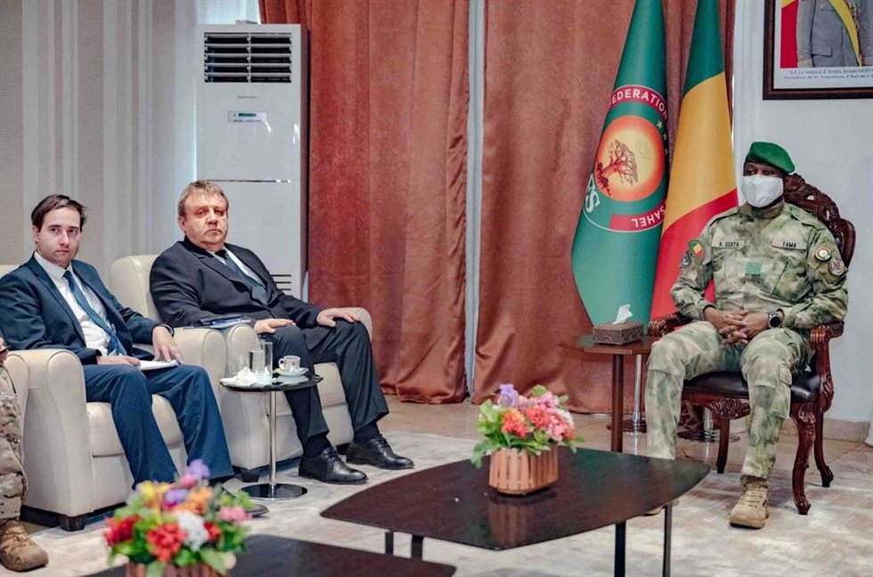 El líder de la junta militar y presidente de transición de Malí, Assimi Goita, se reúne con el embajador ruso en Bamako.