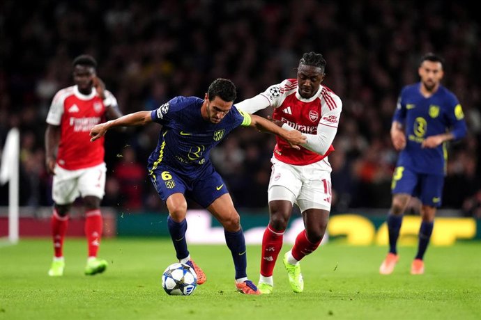 Archivo - El capitán del Atlético de Madrid, Koke Resurrección, disputa un balón.