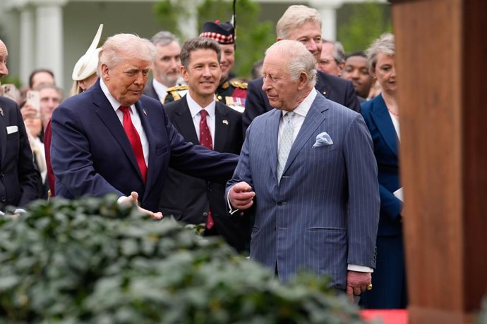 28 de abril de 2026, Washington, Distrito de Columbia, EUA: O presidente dos Estados Unidos, Donald J. Trump, cumprimenta o rei Carlos da Grã-Bretanha no Jardim Sul da Casa Branca, em Washington, por ocasião da visita de Estado em 28 de março de 2026