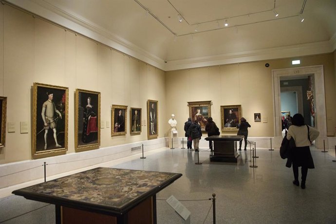 Archivo - Varias personas durante una visita al Museo del Prado de noche, a 2 de marzo de 2024, en Madrid (España). El Museo del Prado, con la colaboración de la Comunidad de Madrid y Samsung, vuelve a abrir de manera gratuita el primer sábado de cada mes
