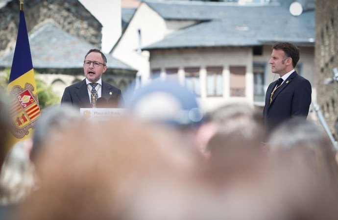 Espot y Macron durante el discurso en la plaça del Poble