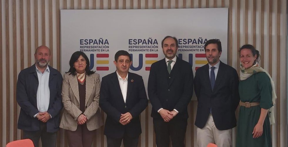 Reunión de la delegación de Famsi conel embajador en la Representación Permanente de España ante la Unión Europea, Marcos Alonso.