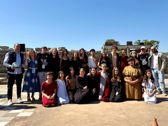 El alcalde de El Puerto de Santa María (Cádiz), Germán Beardo, en Grecia junto a los integrantes del Grupo de Teatro Balbo