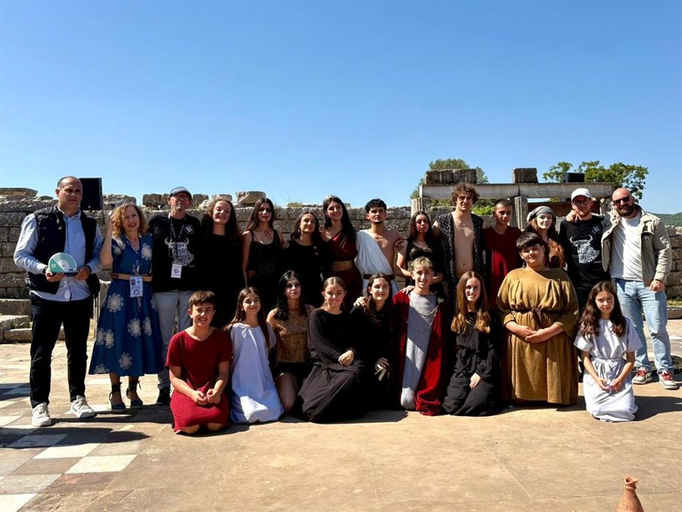 El alcalde de El Puerto de Santa María (Cádiz), Germán Beardo, en Grecia junto a los integrantes del Grupo de Teatro Balbo