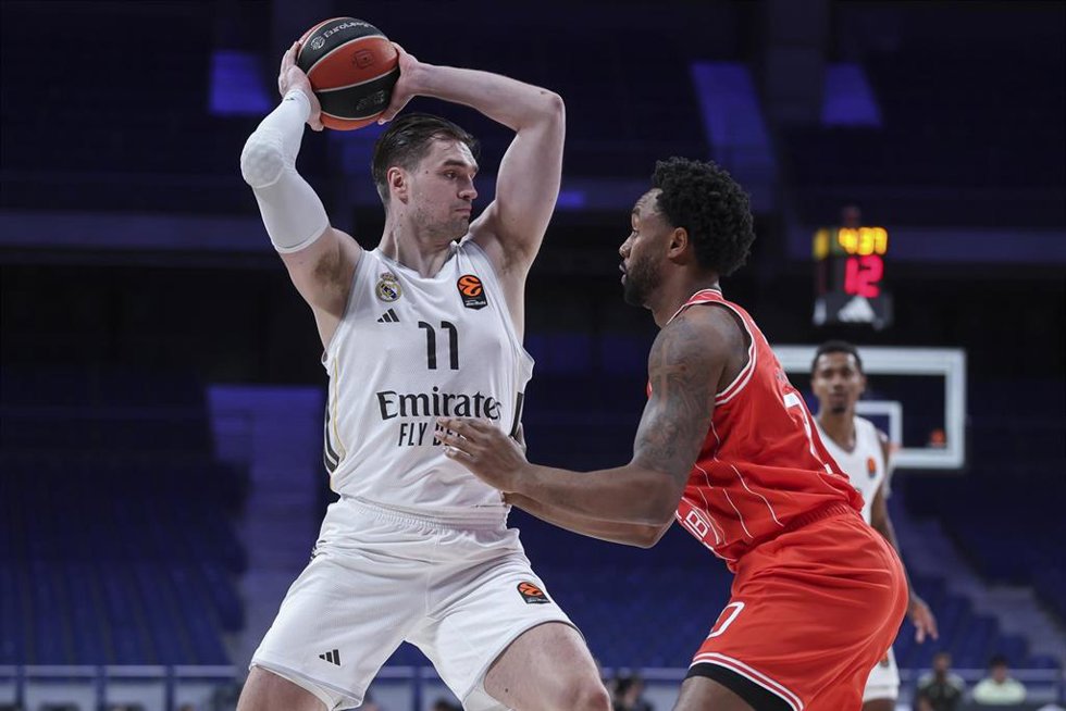 Archivo - Mario Hezonja y Levi Randolph durante el Real Madrid-Hapoel de la Euroliga 25-26