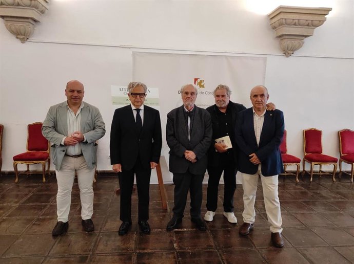 El presidente de la Diputación, Salvador Fuentes (segundo por la izda.), en la inauguración de 'Liternatura'.