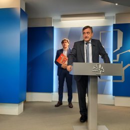 Archivo - Esteban y Andueza en el Parlamento vasco