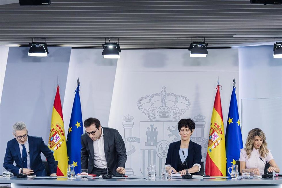 (i-d) El ministro de Hacienda, Arcadi España, el vicepresidente primero y ministro de Economía, Comercio y Empresa, Carlos Cuerpo, la ministra portavoz, Elma Saiz, y la ministra de Trabajo y Economía Social, Yolanda Díaz, durante la rueda de prensa poster