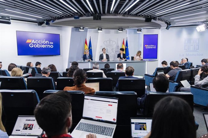 (i-d) El ministro de Hacienda, Arcadi España, el vicepresidente primero y ministro de Economía, Comercio y Empresa, Carlos Cuerpo, la ministra portavoz, Elma Saiz, y la ministra de Trabajo y Economía Social, Yolanda Díaz, durante la rueda de prensa poster