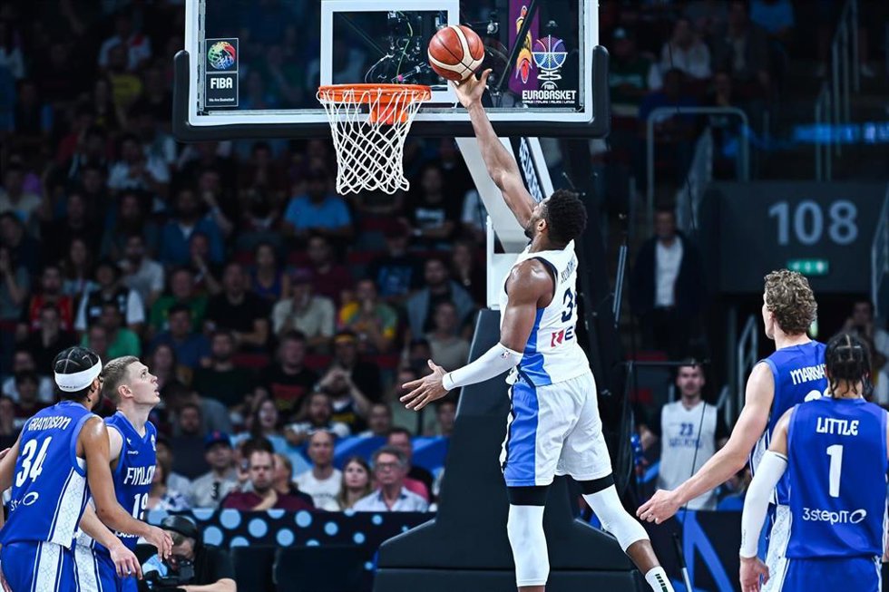 Archivo - Giannis Antetokounmpo, en un partido con la selección griega.