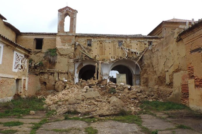 La iglesia del Convento de San Bernardino de Siena, en Cuenca de Campos, tras el primer derrumbe de la bóveda lateral, en 2025.