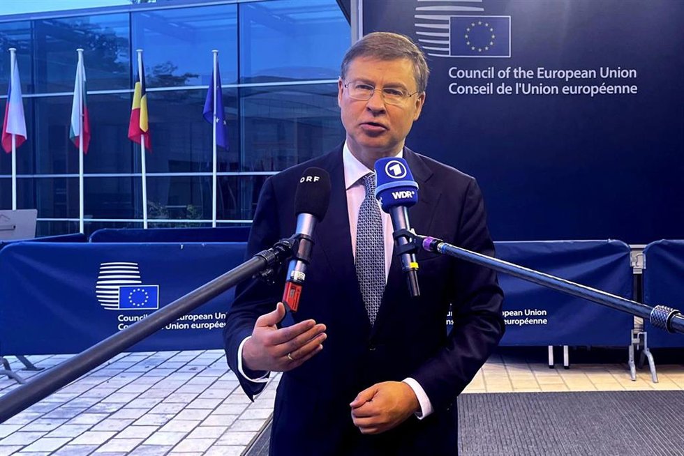 Archivo - El comisario europeo de Asuntos Económicos, Valdis Dombrovskis, habla con la prensa antes de la reunión de los ministros de Finanzas de la UE en Luxemburgo