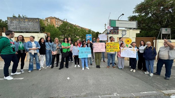 Concentración contra el cierre de la FP Básica Específica del IES Las Fuentezuelas