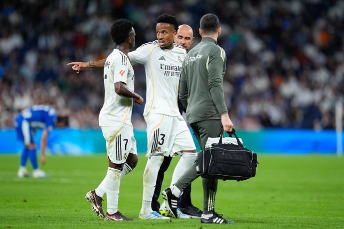 Eder Militão, do Real Madrid CF, sofre uma lesão durante a partida de futebol da LaLiga EA Sports, disputada entre o Real Madrid e o Deportivo Alavés no Estádio Bernabéu, em 21 de abril de 2026, em Madri, Espanha.