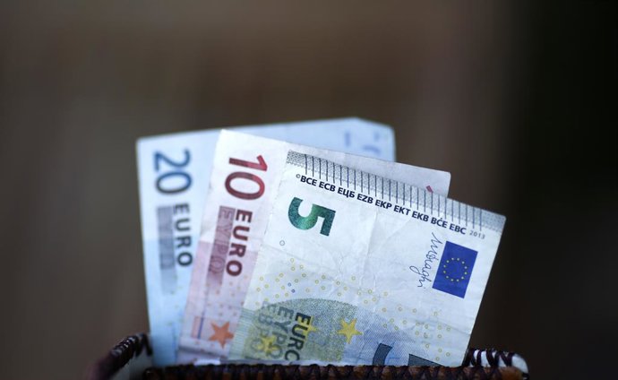 Archivo - Billetes, monedas, euros, euro, dinero