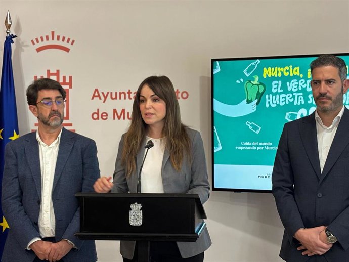 La vicealcaldesa y concejala de Fomento y Patrimonio, Rebeca Pérez, presenta la campaña 'Ecobarrios'