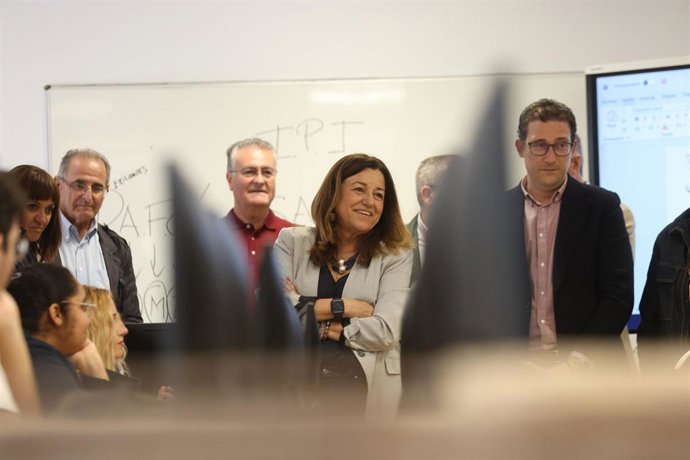 La consejera de Desarrollo Educativo y Formación Profesional de la Junta de Andalucía, María del Carmen Castillo, visita las instalaciones del IES La Puebla, en Vícar (Almería).