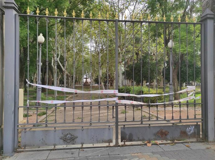 Archivo - El Parque de Colón cerrado a causa de un temporal, en una imagen de archivo.