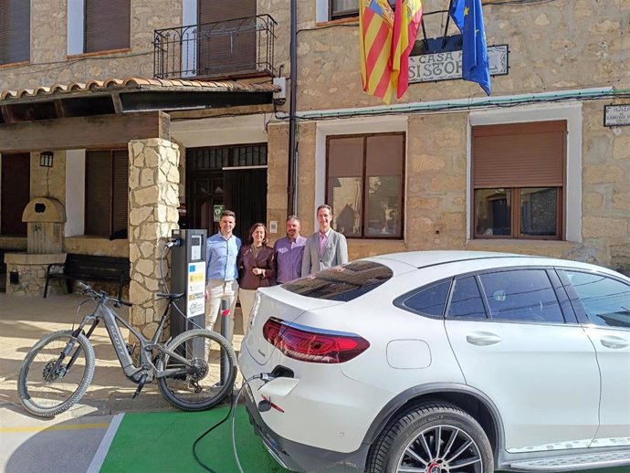 La Comarca Comunidad de Teruel ha presentado hoy en Cuevas Labradas la nueva red de puntos de recarga para vehículos eléctricos y bicicletas. Esta actuación permitirá avanzar en la movilidad y turismo sostenible y mejorar los servicios en el medio rural.