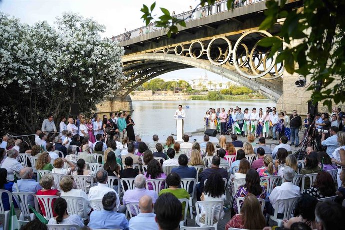Archivo - El presidente de la Junta de Andalucía, Juanma Moreno, interviene durante el acto regional de cierre de campaña del 9J del PP-A en el Paseo Nuestra Señora de la O, a 7 de junio de 2024 en Sevilla (Foto de archivo).