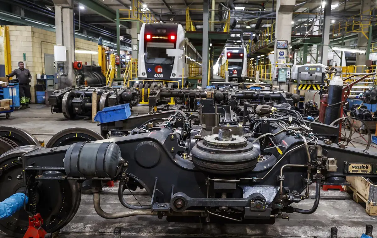 Maquinaria en el puesto de mando provisional de Metrovalencia, a 3 de diciembre de 2024, en Valencia