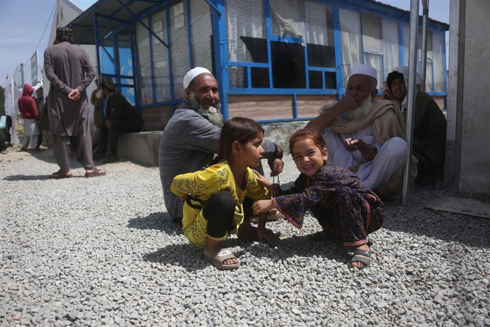 Niños juegan en un campo de desplazados por el conflicto entre Afganistán y Pakistán